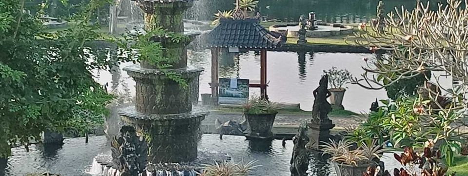 Air mancur bertingkat dan bale di taman Tirtagangga