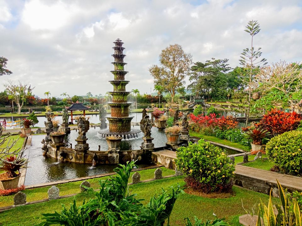 Air mancur Nawa Sanga sebelas tingkat di Taman Tirtagangga, Karangasem, Bali