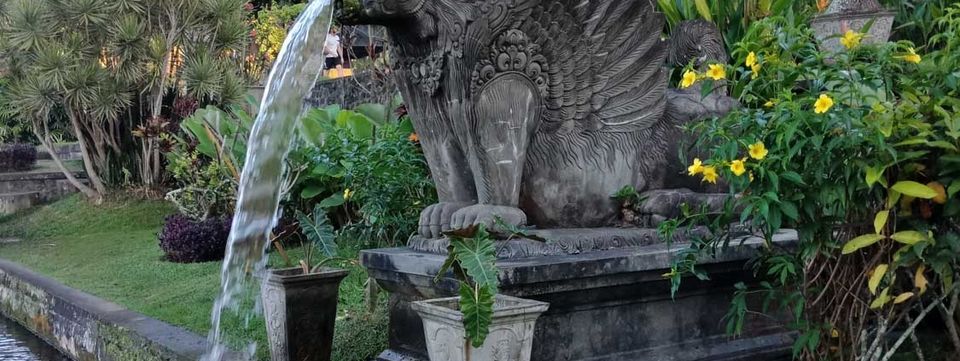 Patung batu dengan pancuran air di Taman Tirtagangga