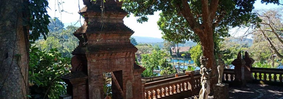 Gerbang batu bata dan pemandangan dari teras atas Taman Tirtagangga